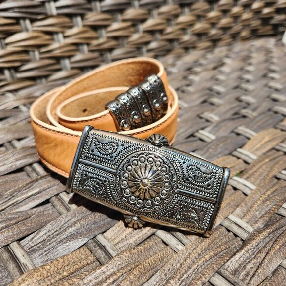 Vintage Statement Leather Boho Cowgirl Engraved Silver Tone Buckle Tan Belt 30in - Picture 8 of 8